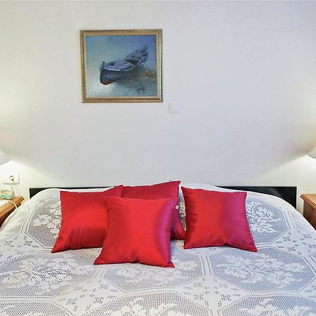 Cozy Apartment With A Balcony And A Sea View Brela Bagian luar foto
